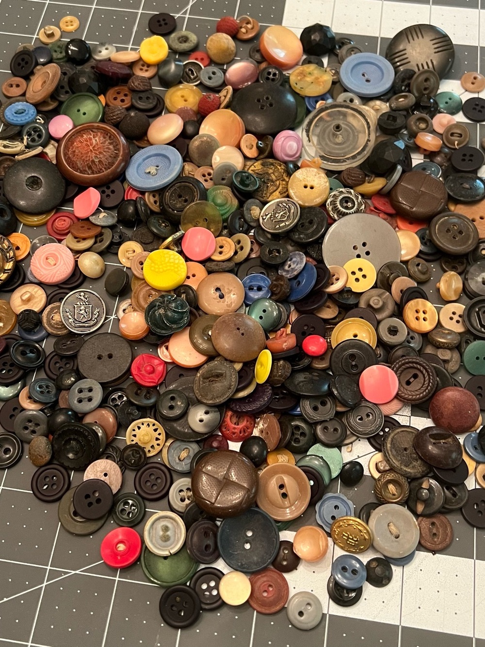 Assorted Vintage Buttons Mix - Multicolor Craft Pack